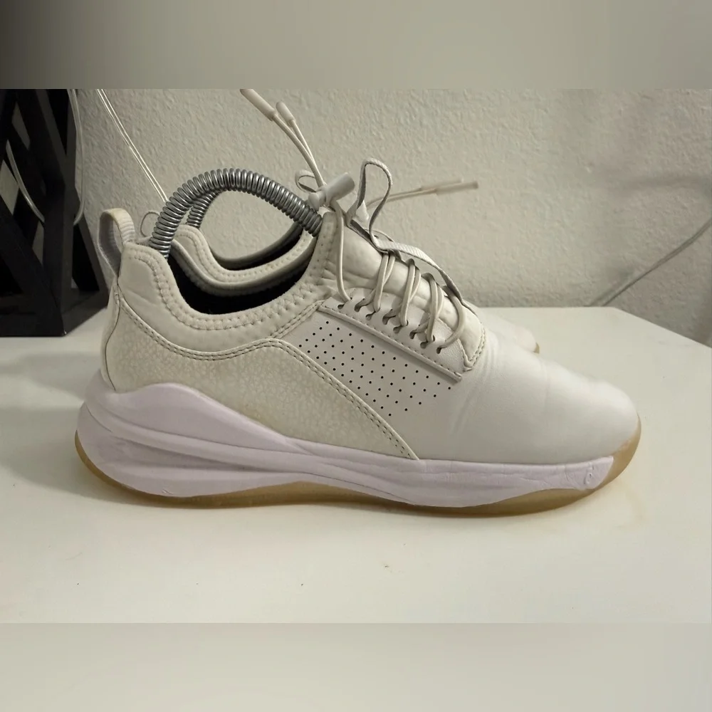 Clove Women size 7.5 White Athletic Shoes